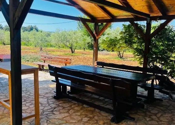 Apartmán Family-friendly With Swimming Pool Plano, - 24056